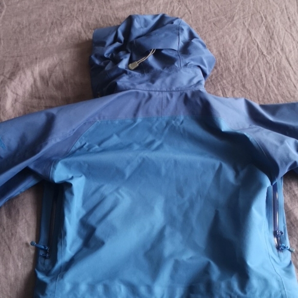 MEC Gore-Tex Pro Waterproof/Windproof Ski Shell Jacket - Picture 5 of 12